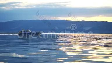 渔船在蓝色，平静的湖在日落。 岛的背景。 慢动作。 1920x1080